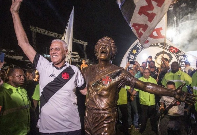 Dinamite foi homenageado com estátua no São Januário (Foto: Daniel RAMALHO/CRVG)