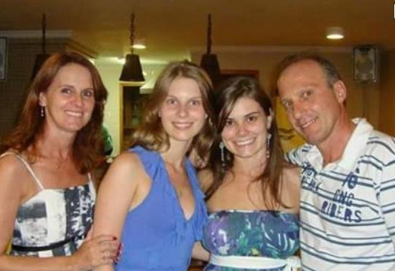O casal Normélia e Milton Fior e as filhas Bárbara e Raquel (ao centro) | Foto: Reprodução/Facebook