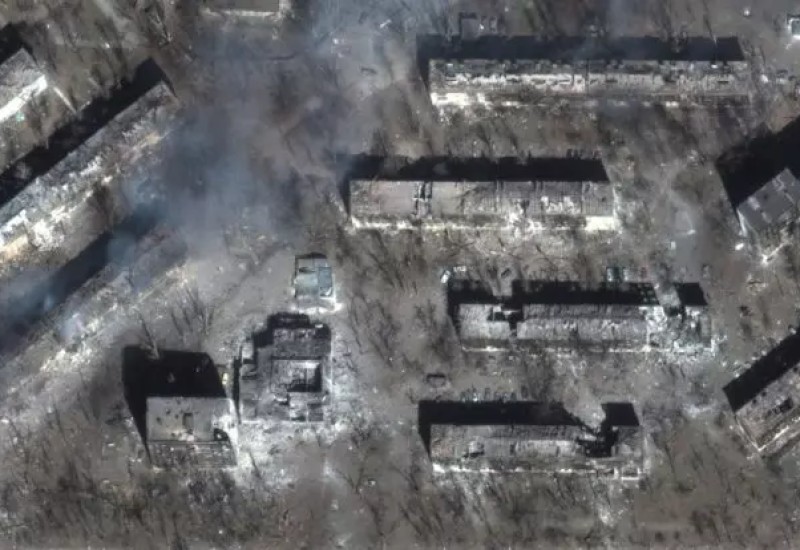 Imagem de satélite mostra a devastação de prédios residenciais ao leste de Mariupol, na Ucrânia – Foto: Satellite Image/ Maxar Technologies/ AFP/ND