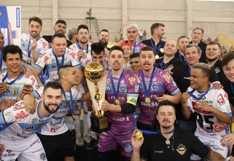 Diante do Pato Futsal, um teste para avaliar potencial do time de São Miguel (Foto: Maurício Moreira)