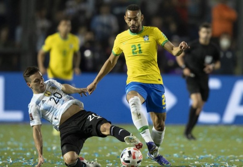 Matheus Cunha disputa com Lo Celso em Argentina 0 x 0 Brasil (Foto: Lucas Figueiredo / CBF)