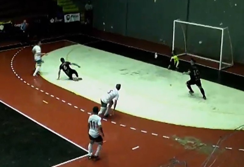 Após roubar a bola, Gabi faz assistência para o André marcar o segundo gol do São Miguel Futsal. Foto: Reprodução/Transmissão JRTV