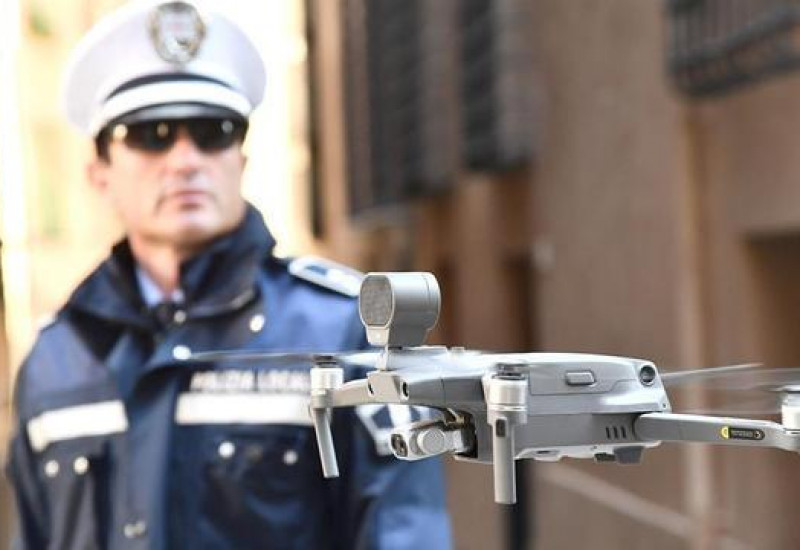 Policiais usam drone para vigiar ruas de Gênova na quarentena da Itália