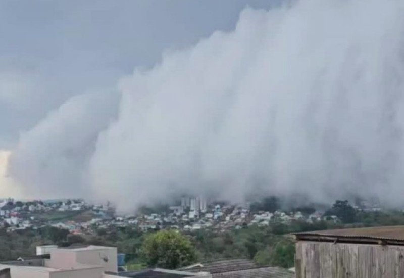 Imagem da nuvem assustadora foi feita no bairro São Lucas, em Chapecó – Foto: Kelin Dias/Internet