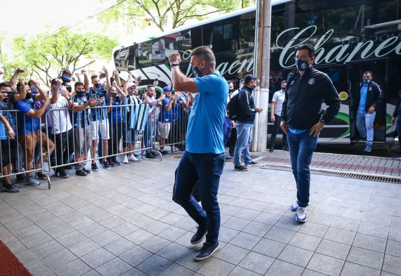 Vagner Mancini em chegada do Grêmio a Chapecó — Foto: Lucas Uebel/Grêmio