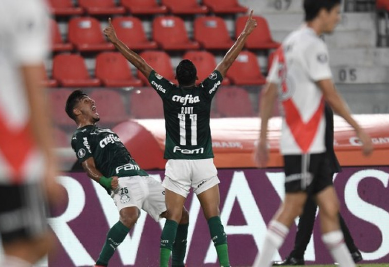 Rony e Gabriel Menino comemoram gol (Foto: Staff Images/Conmebol)