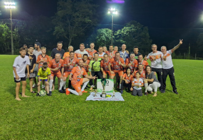 Com uma campanha impecável, Pérola comemora o titulo no Futebol 7 de Veterano (Foto: Ascom/Prefeitura)