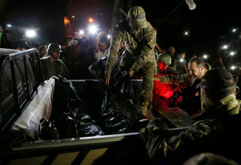 'Remanescentes humanos' foram transportados no início da noite (Foto: Edmar Barros/AP)