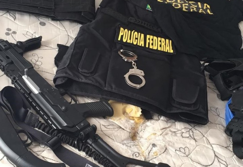 Uniforme e arma falsa foram apreendidos em residência na Região Metropolitana de Porto Alegre — Foto: Divulgação/Polícia Federal