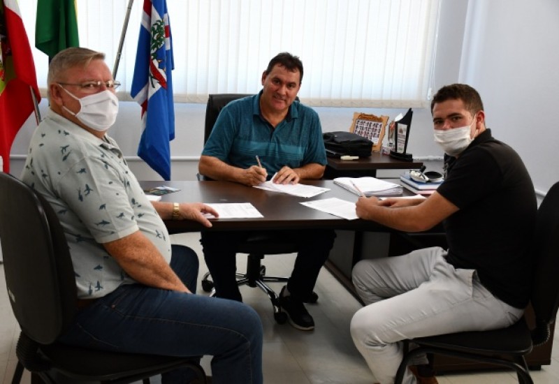 prefeito Roque Luiz Meneghini assinou a concessão  esta semana