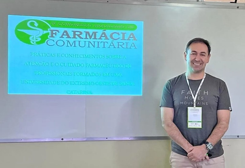 Coordenador do curso de Farmácia, professor Everton Boff, apresentou duas pesquisas do curso no Congresso Brasileiro de Farmácia Comunitária. Foto: Divulgação