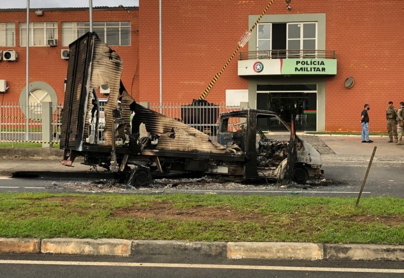 Veículo incendiado pelos criminosos em Criciúma — Foto: Janniter de Cordes