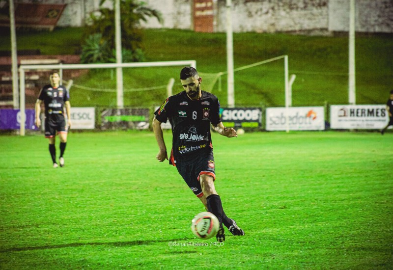 Após cumprir suspensão, Edvelton reassume titularidade da lateral esquerda bugrina (Foto: Luis Bataglin/Guarani)