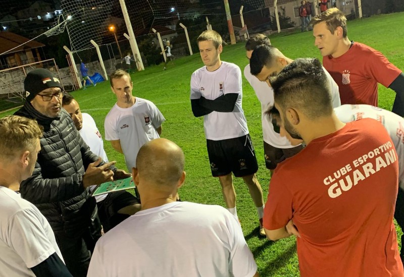 Rudi com dúvidas para montar time titular para o primeiro duelo com o Aliança (Foto: Guarani/Divulgação)