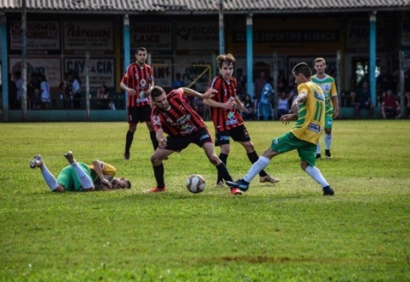 Eder (9) marcou contra seu ex-time (Foto: Cristian Lösch)