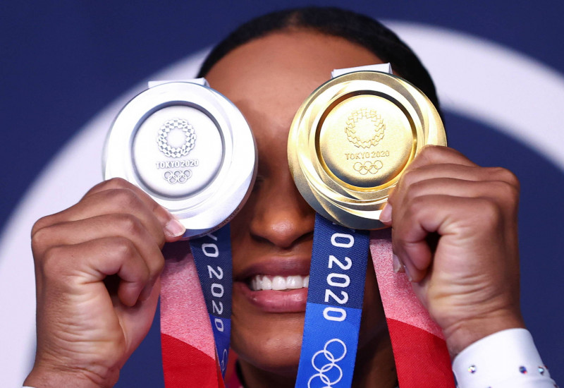 Com a conquista das medalhas de prata e ouro, Rebeca Andrade faturou R$ 400 mil de premiação (Imagem: Lindsey Wasson/Reuters)