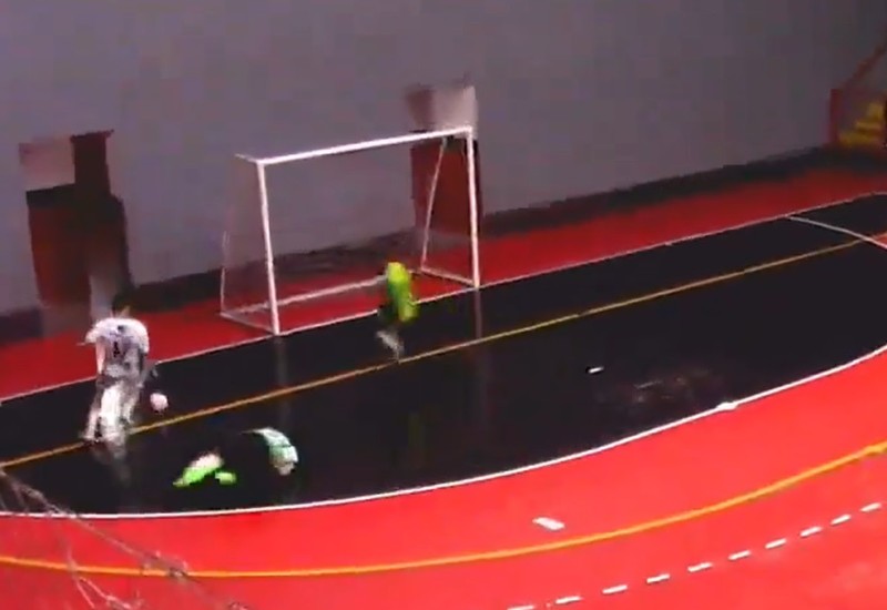Matheus dribla o goleiro após ser lançado por Jako e faz o terceiro gol do São Miguel Futsal/Joni Gool | Foto Reprodução JRTV