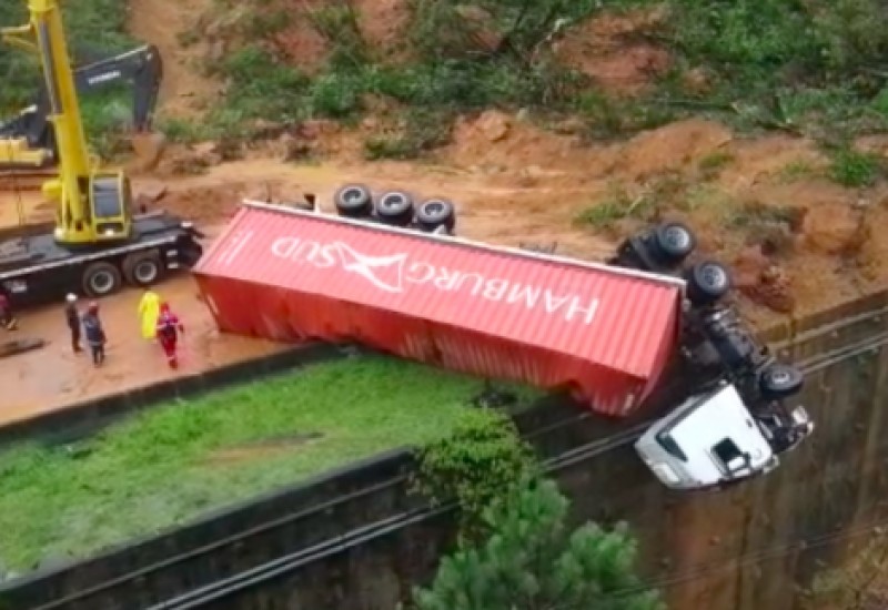 Imagem mostra a carreta pendurada no penhasco – Vídeo: Bombeiros Militares de SC/ Divulgação
