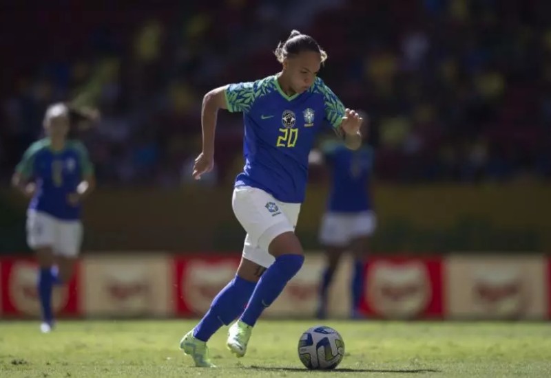 Nycole Raysla durante uma partida da Seleção Brasileira contra o Chile – Foto: Thais Magalhães/CBF/Divulgação