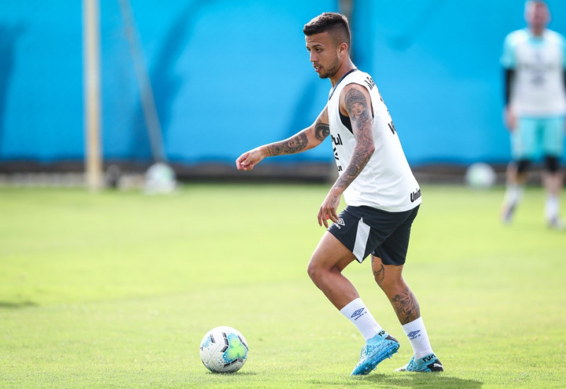 Recuperado de lesão, Matheus Henrique fica a disposição de Renato