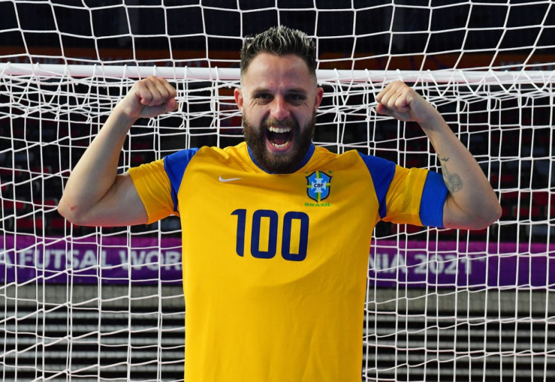 Rodrigo 100 gols Brasil futsal — Foto: Chris Ricco/FIFA