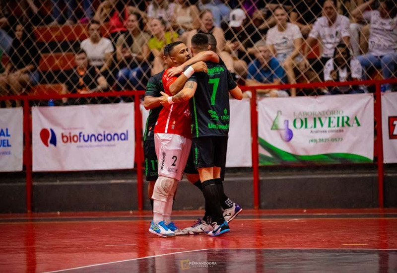 Apesar do intenso frio, São Miguel Futsal conta com o apoio do torcedor (Foto: @Fernandodra.Fotografias)