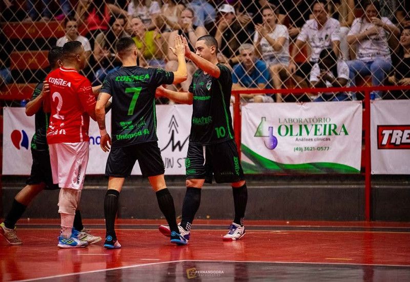 Gabi (10) anotou os três gols do São Miguel Futsal (Foto: Fernandodra.fotografias)