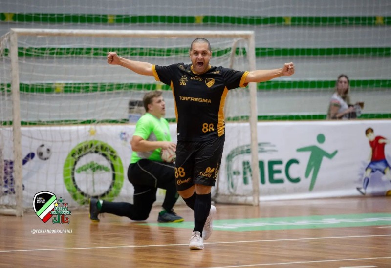 Pivô Macion deixou sua marca na rede do Luzerna Futsal (Foto: SMF/JG/Arquivo)