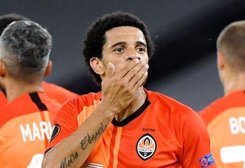 Taison e o clube ucraniano usaram as redes sociais para anunciar a saída do atacante