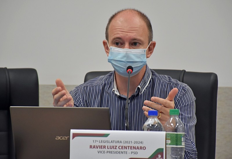 Ravier Centenaro sugere instalar corrimãos nos acessos à Praça Walnir Bottaro Daniel. Foto: Tiarajú Goldschmidt/Câmara de Vereadores