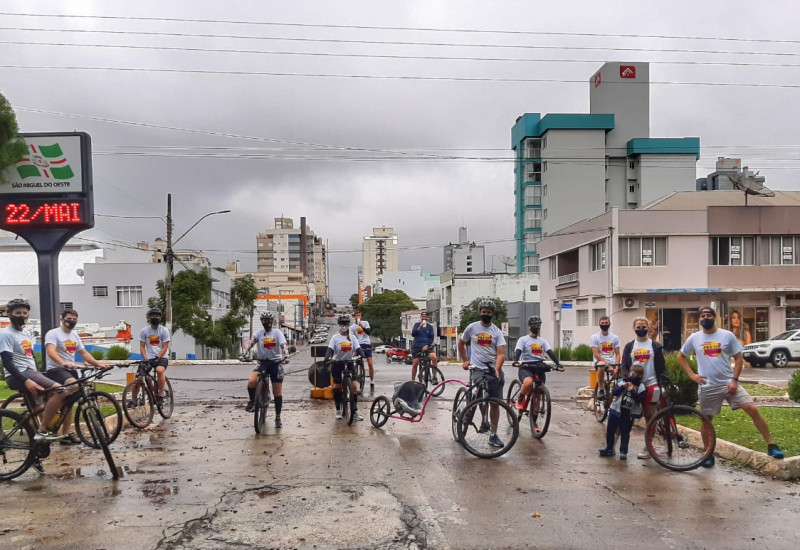 Pedalada Fiscal contou com aproximadamente 50 ciclistas.