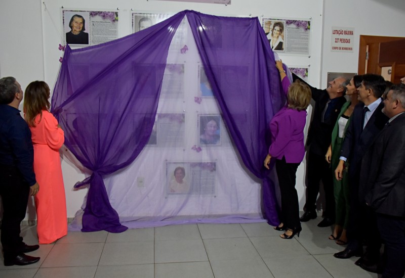 Vereadores e famílias inauguraram Galeria Lilás do ano de 2022. Foto: Tiarajú Goldschmidt/Câmara de Vereadores