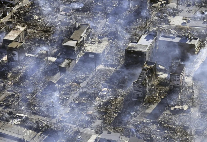 Imagem aérea mostra área devastada por terremoto na região de Ishikawa, na costa oeste do Japão. — Foto: Kyodo News via AP/G1