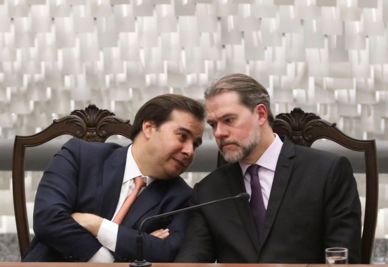O presidente da Câmara, Rodrigo Maia (esq.), e o presidente do STF, Dias Toffoli (dir.) 