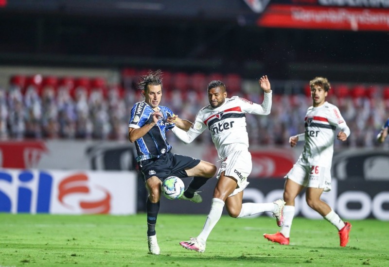 Grêmio reclama de pênalti de Reinaldo em Geromel — Foto: Lucas Uebel/Grêmio FBPA