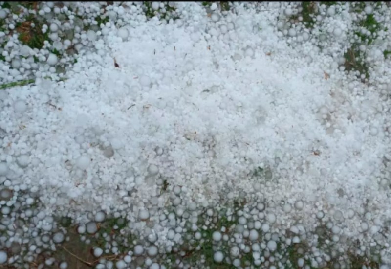 As pedras, em grande quantidade, deixaram o cenário branco. – Foto: Defesa Civil
