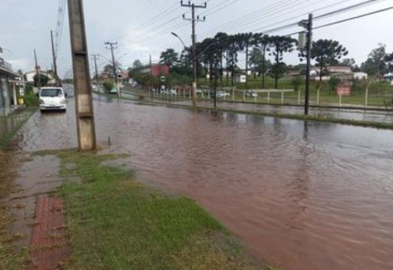 Regiões mais baixas de rua Willy Barth ficaram alagadas (foto: Divulgação/Peperi)