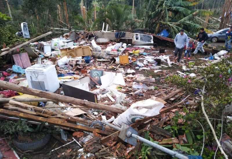 Moradia completamente destruída pelo tornado em Irineópolis — Foto: Silas Júnior/NSC TV