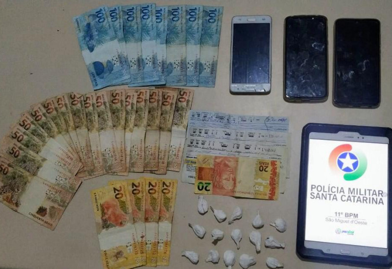 Além das drogas, a PM apreendeu com os suspeitos quase R$ 2.500,00 em dinheiro e cheques