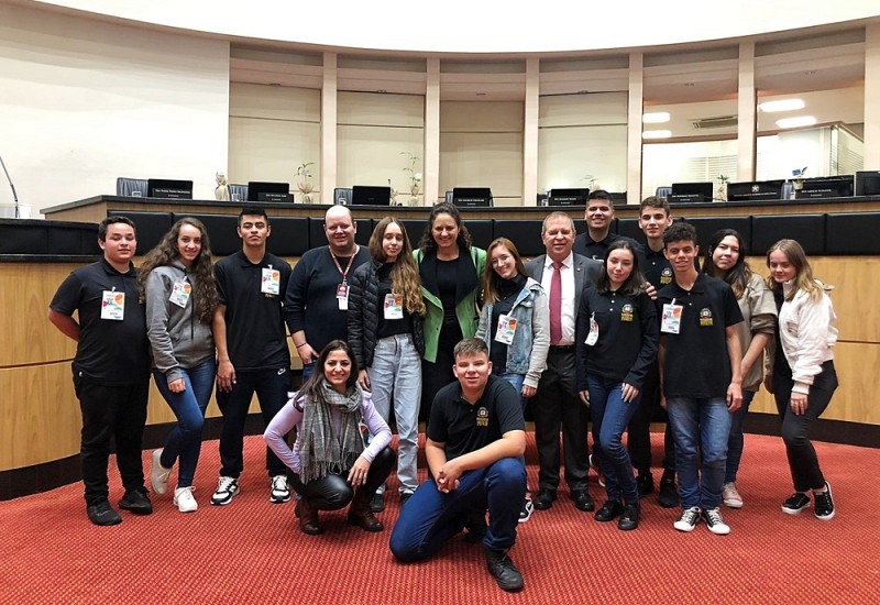 Vereadores mirins em visita ao plenário da Assembleia Legislativa | Foto: Divulgação