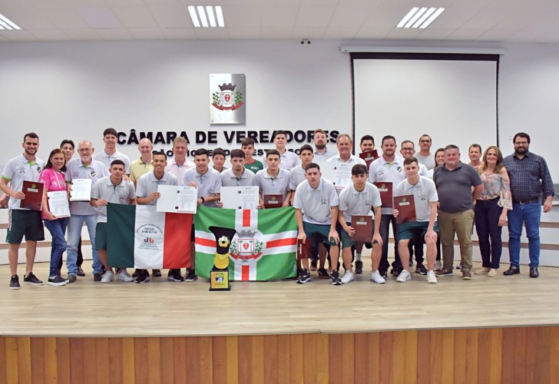 Vereadores entregaram moção de aplauso a atletas que conquistaram Campeonato Brasileiro Sub-18 de Clubes de Ligas de Futsal | Foto: Tiarajú Goldschmidt/Câmara de Vereadores