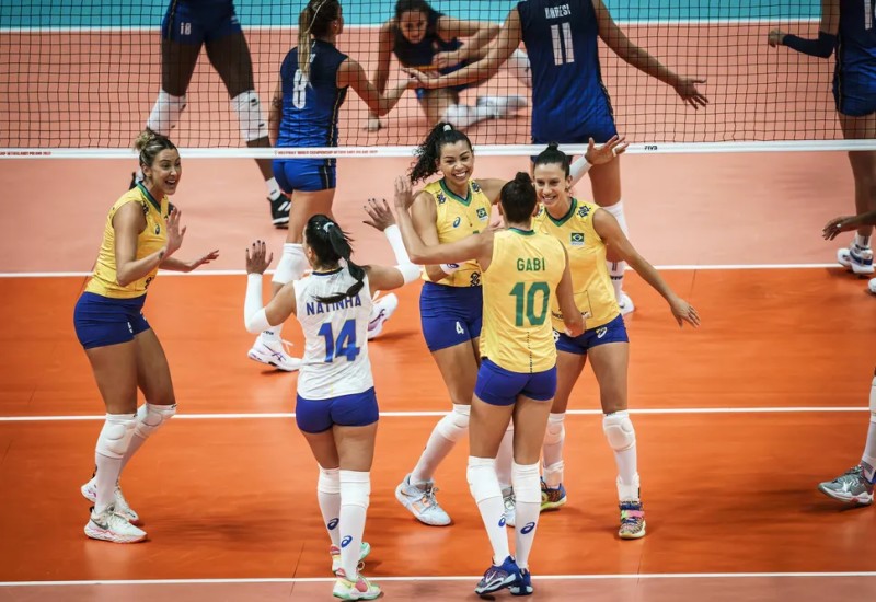 Gabi barra Egonu, e Brasil vence Itália no Mundial de vôlei