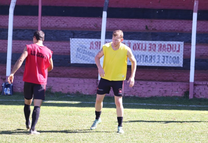 Com a camisa do Guarani, Cesar volta ao João Baretta para enfrentar seu ex-time (Foto: Luis Badaglin/Guarani)